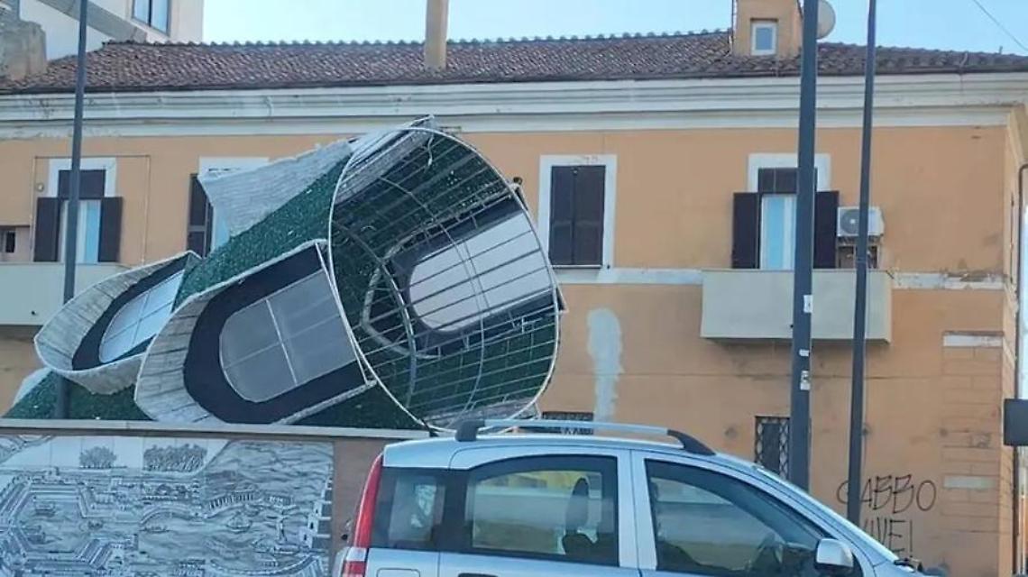 Fiumicino – Le raffiche di vento abbattono le luminarie