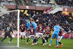 Muro e mentalità Conte: 1-0 pure a Torino, Napoli ancora capolista. Lazio sconfitta a Parma