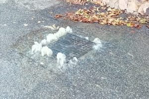 Santa Marinella – Enorme perdita d’acqua in via del Fiori (FOTO)