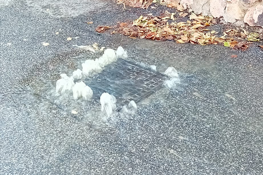 Santa Marinella – Enorme perdita d’acqua in via del Fiori (FOTO)