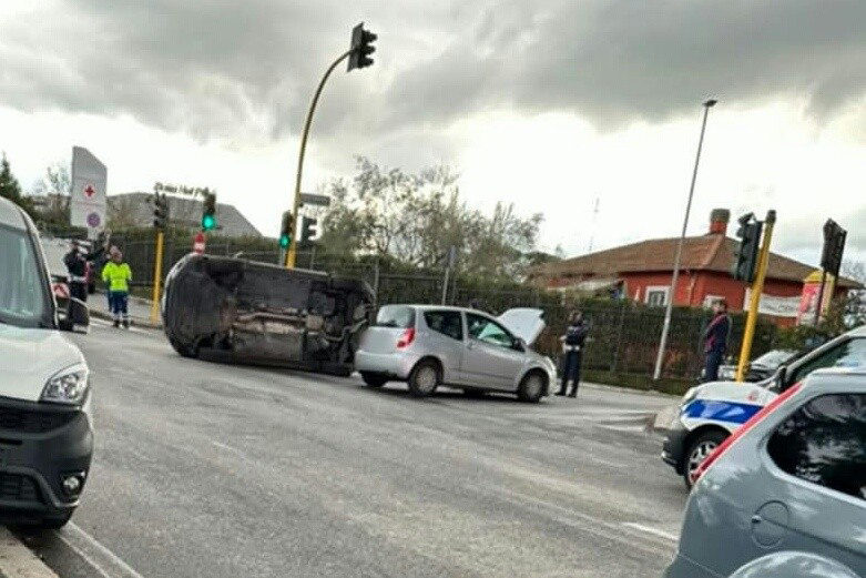 Roma – Scontro tra auto sulla Cassia, una cappotta