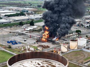 Calenzano – Esplosione nel deposito di gas dell’Eni, un morto e tre feriti: “Chiudete porte e finestre”