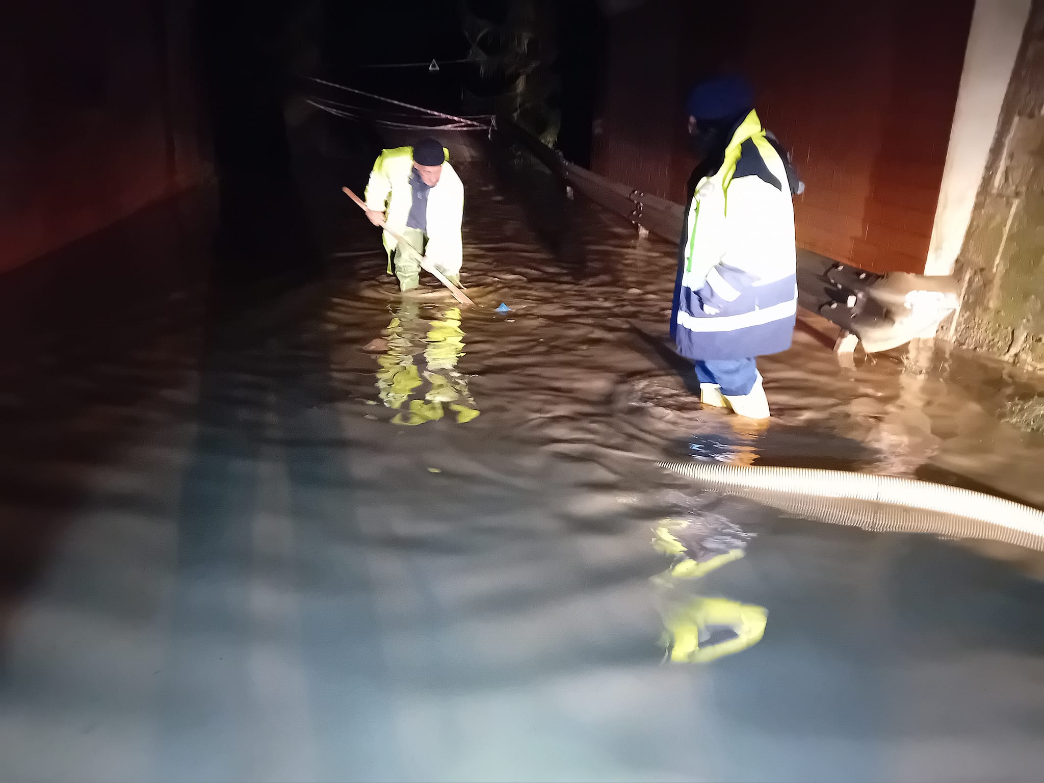 Tarquinia – Insulti e minacce ai volontari della protezione civile mentre liberano un sottopassaggio dall’acqua