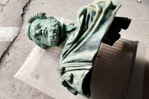 Civitavecchia – Il busto di Luigi Calamatta non è stato vandalizzato, ma è caduto dal piedistallo