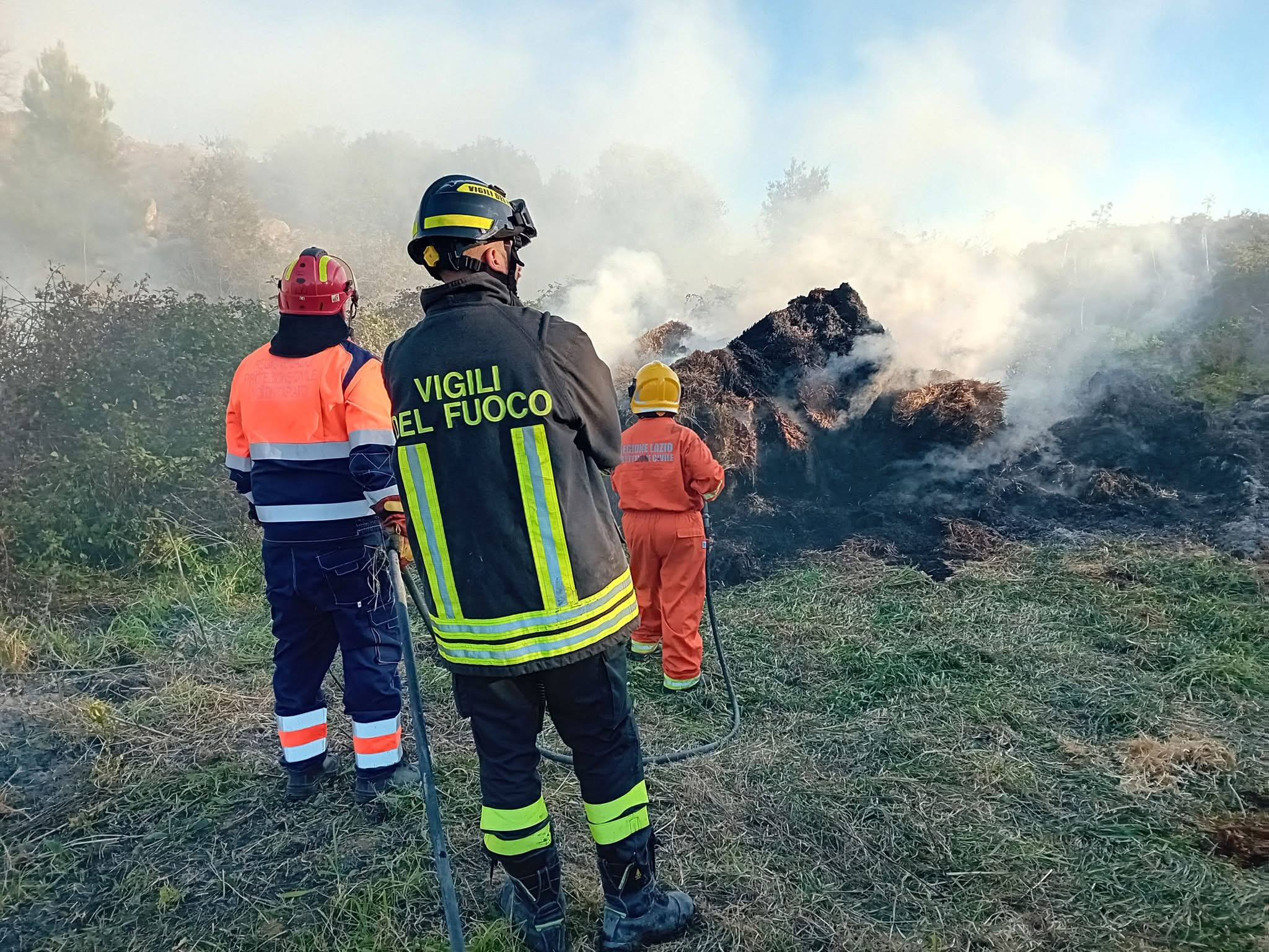 Tarquinia – Incendio lungo l’Aurelia bis (FOTO)