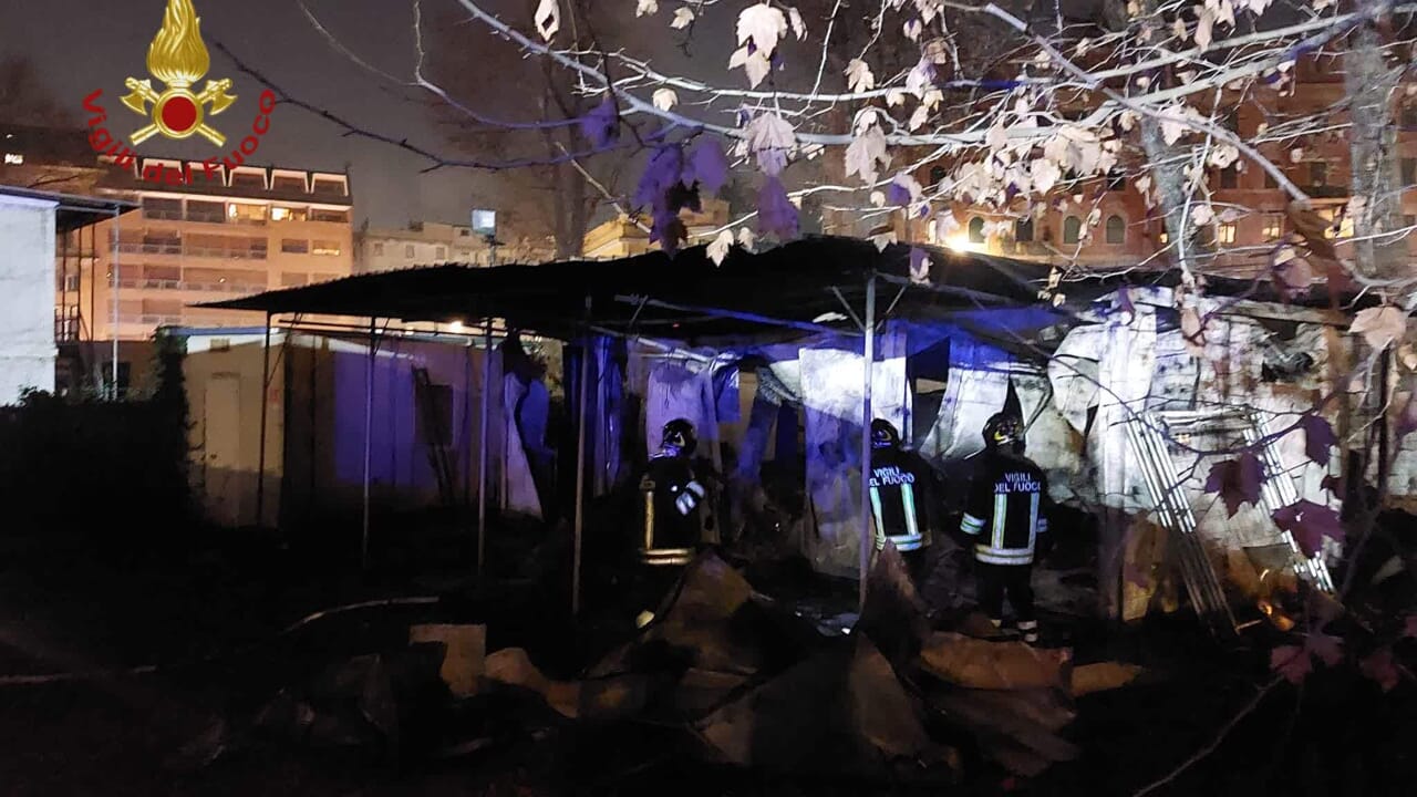 Incendio a Villa Borghese, Piazza del Popolo invasa dal fumo