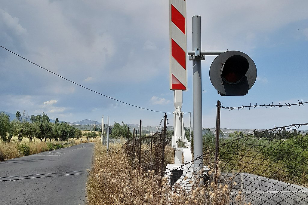 Anguillara Sabazia – Auto urta un passaggio a livello della Roma-Viterbo, treni fermi e traffico bloccato