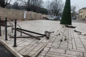 Frosinone – Auto “invade” la piazzetta della Sacra Famiglia, panchine danneggiate e dissuasori distrutti