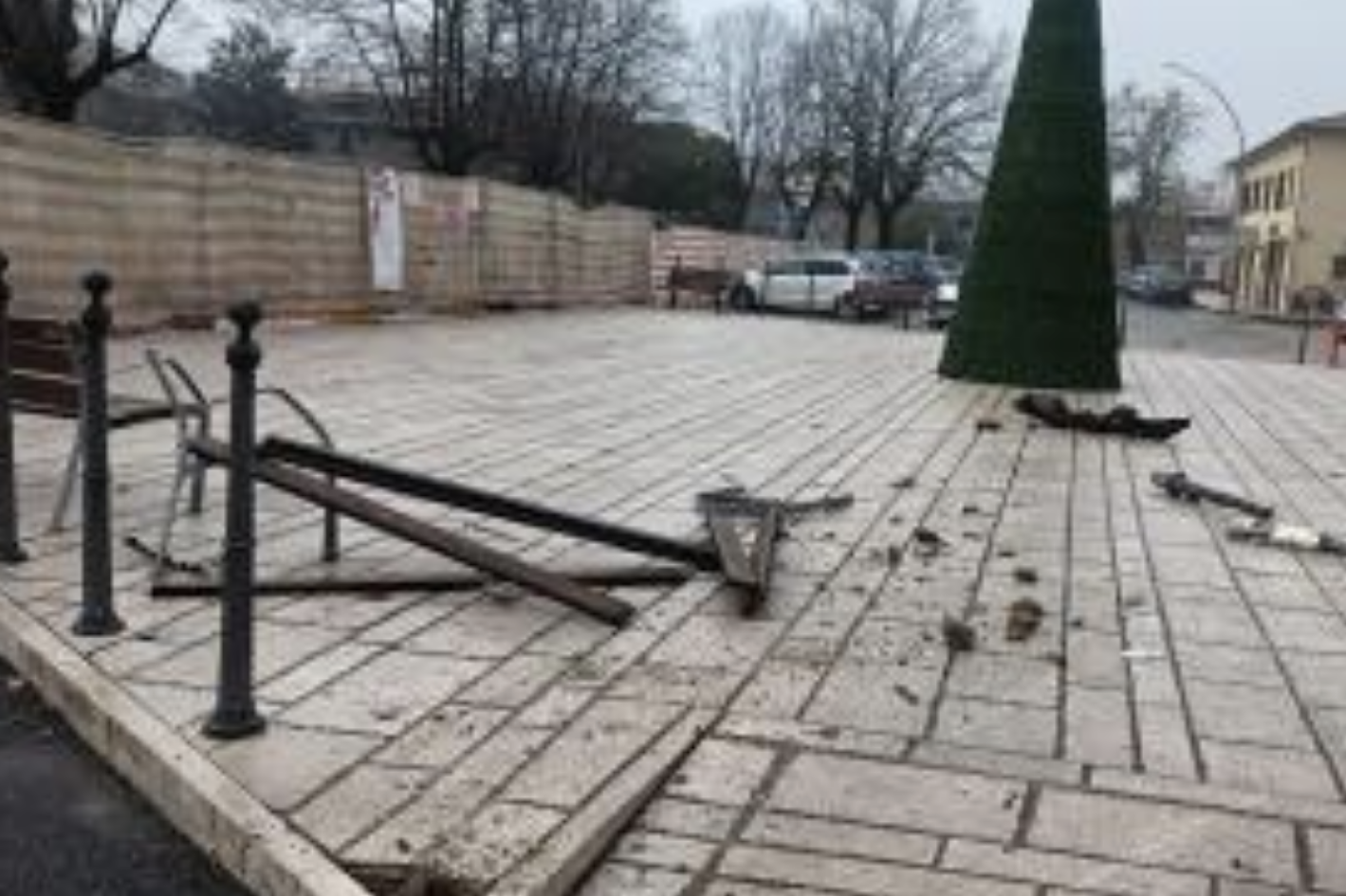 Frosinone – Auto “invade” la piazzetta della Sacra Famiglia, panchine danneggiate e dissuasori distrutti
