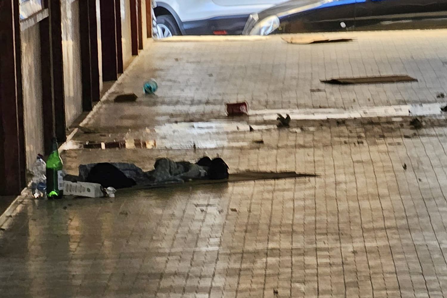 Civitavecchia – Senzatetto “occupa” la Galleria Garibaldi tra feci, alcol e molestie ai passanti (FOTO)