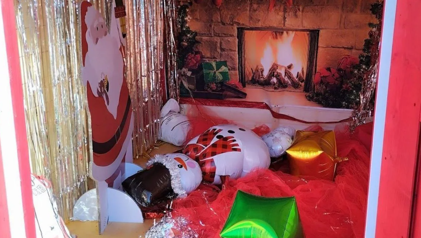 Casetta di Babbo Natale devastata dai bambini sotto gli occhi dei genitori: “Chiederemo i danni”