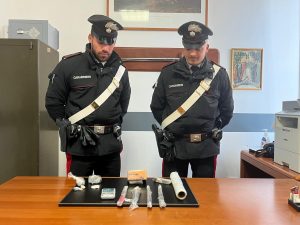 Santa Marinella – Hashish e cocaina nascosti sotto la lavatrice, 24enne arrestato dai carabinieri