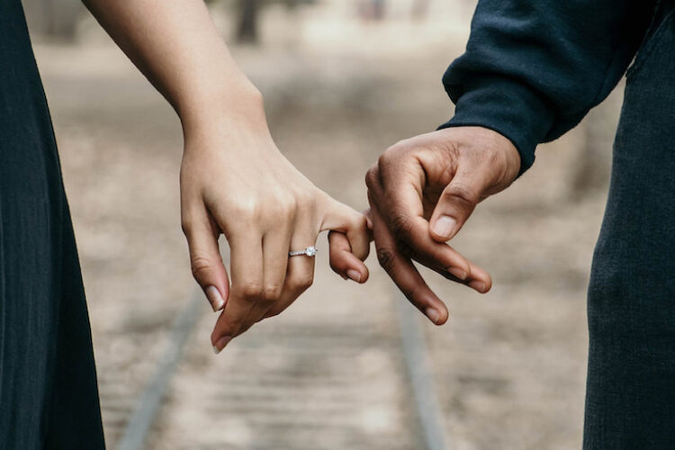 Cade in mare mentre chiede a fidanzata di sposarlo, ricoverato