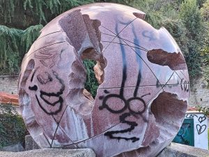 Viterbo – Sulla “Fontana a Sfera” del Murialdo tornano svastiche e pure bestemmie (FOTO)