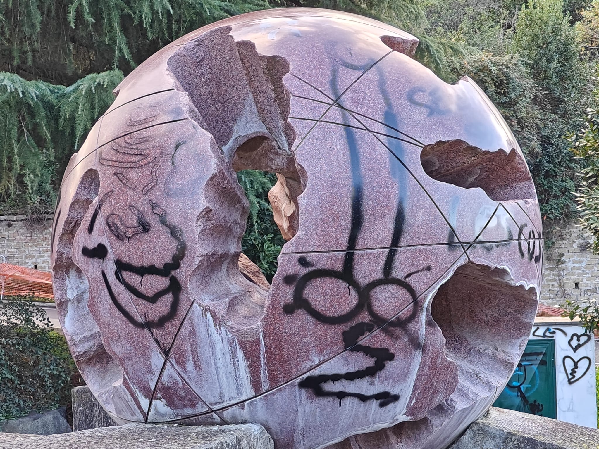 Viterbo – Sulla “Fontana a Sfera” del Murialdo tornano svastiche e pure bestemmie (FOTO)