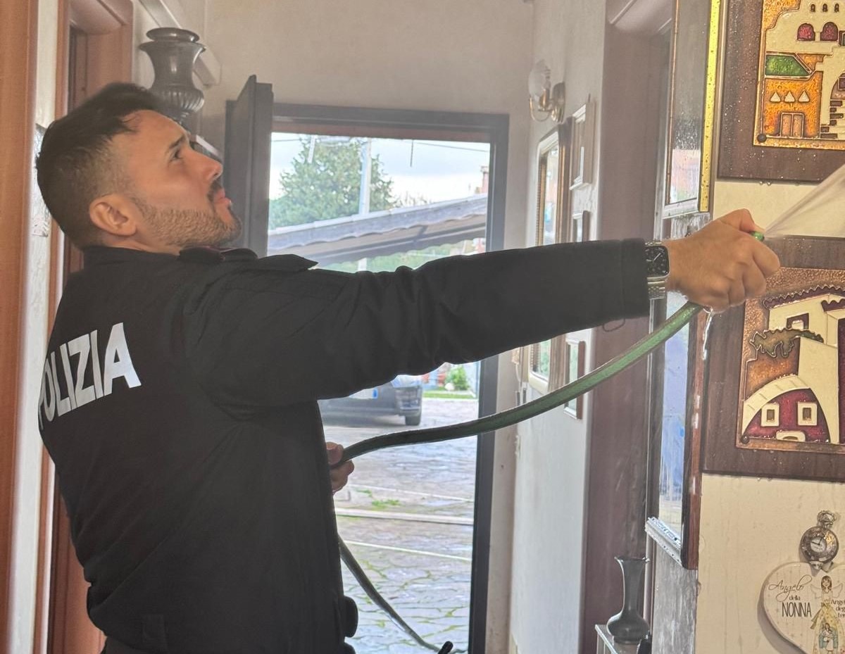 Ostia – Incendio divampa in una casa, poliziotti eroi salvano anziana di 96 anni intrappolata tra le fiamme