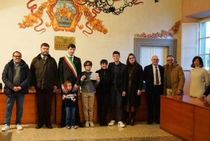Il dodicenne Davide Londero, finalista di Io canto Generation, premiato dal sindaco di Sutri