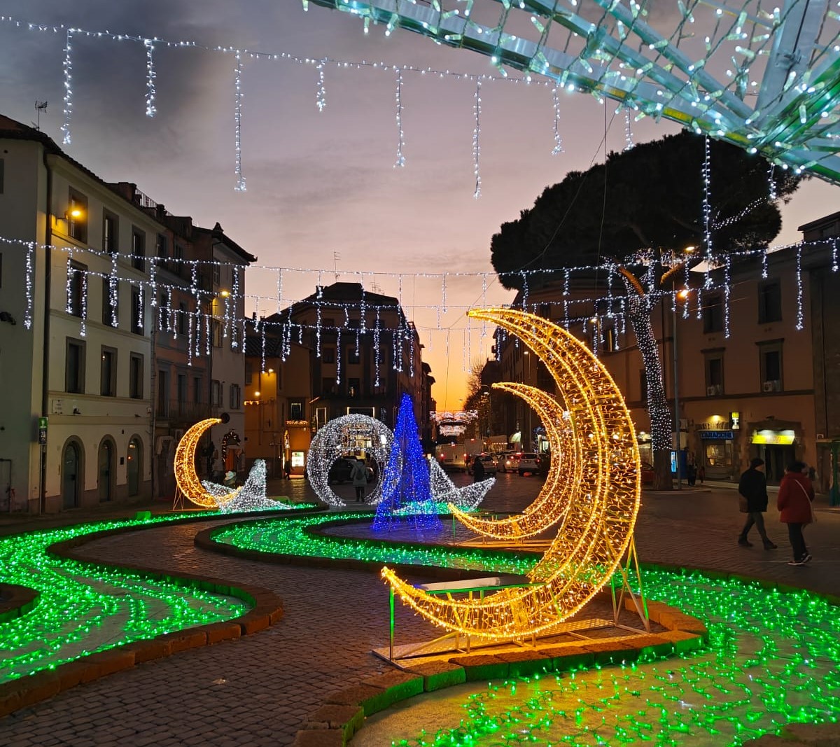 Viterbo – Natale, luminarie anche su Via Ascenzi e arredi per via Garibaldi