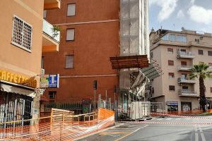 Palazzo rischia il crollo a Roma, evacuati gli altri due vicini