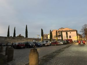Viterbo – Piazza della Trinità pedonale, al via i lavori per i nuovi dissuasori ma salgono già le proteste