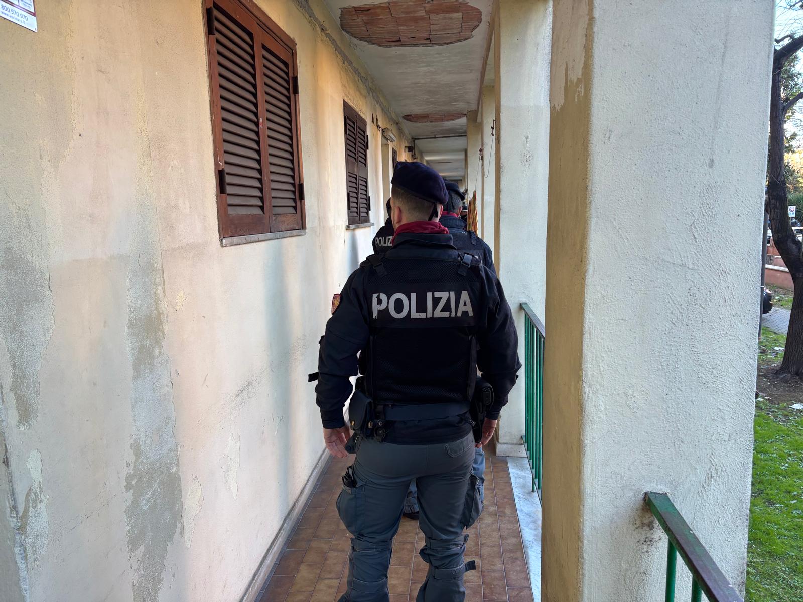 Roma – Quarticciolo, le forze dell’ordine liberano le case occupate: il video dell’operazione