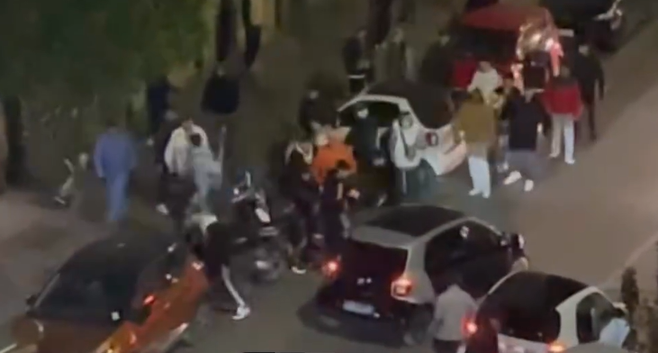 Roma – Lite a Piazza Bologna, con la Smart prova a investire gruppo di giovani (VIDEO)