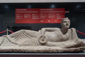 Un po’ di Tuscia all’aeroporto di Fiumicino: inaugurata al Terminal 1 la mostra ‘Etruschi per l’eternità’