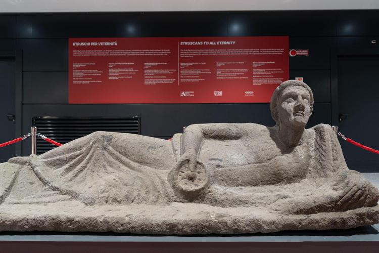 Un po’ di Tuscia all’aeroporto di Fiumicino: inaugurata al Terminal 1 la mostra ‘Etruschi per l’eternità’