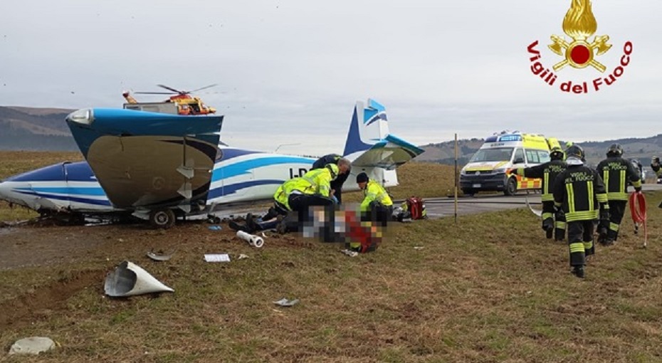 Aereo si schianta dopo atterraggio di fortuna in strada, tragedia sfiorata a Vicenza