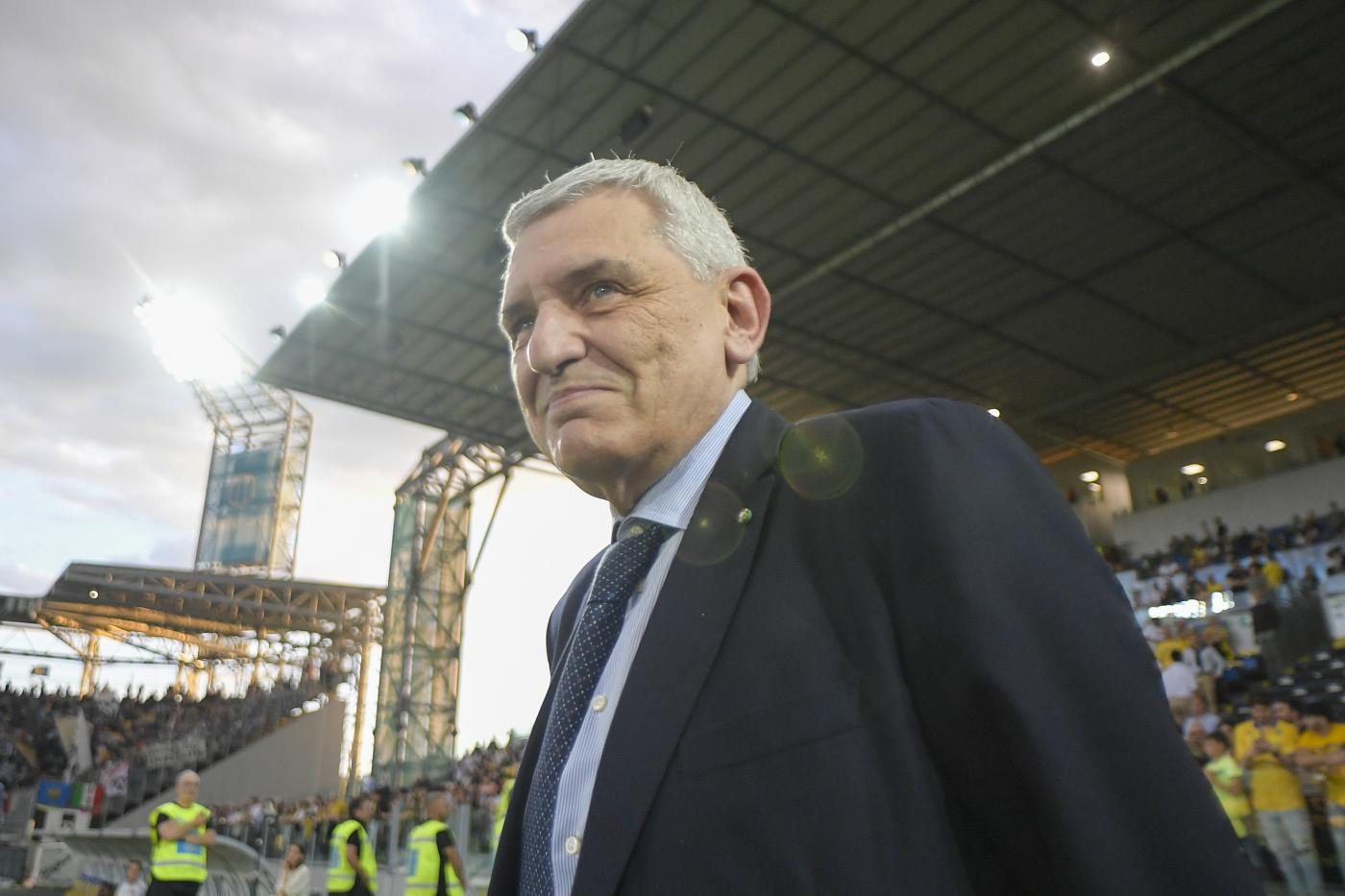 Frosinone Calcio contestato, lettera e risposta di patron Stirpe: “Solo insieme ce la faremo”