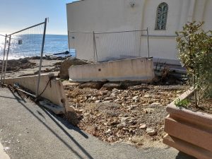 Santa Marinella – L’ira dei residenti: “L’ingresso alla spiaggia libera è uno scempio”