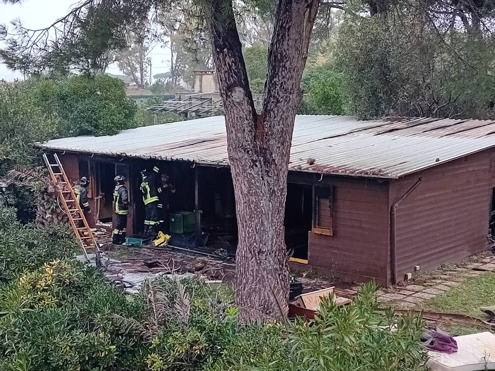 Tarquinia – Incendio in località San Giorgio, casa di legno avvolta dalle fiamme (FOTO)
