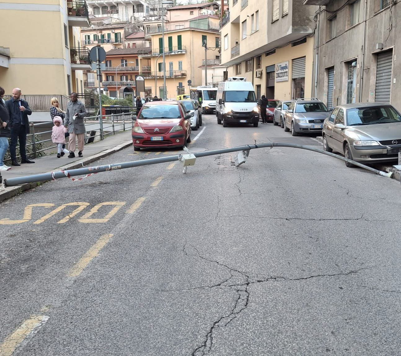 Frosinone – Palo illuminazione precipita al suolo su via Fosse Ardeatine