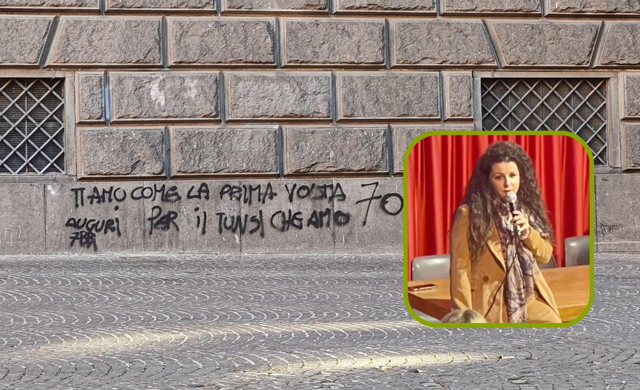 Viterbo – Piazza della Repubblica, scritte e scarabocchi sull’ex Banca Italia ancora al loro posto