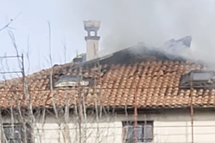 Nepi – Incendio in zona San Paolo, in fiamme il tetto di una casa (FOTO)