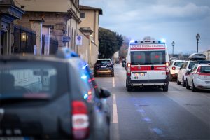 Civita Castellana – Auto finisce contro un lampione, ferito un uomo