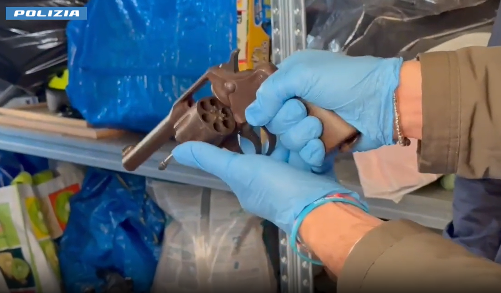 Roma – Stretta della polizia sulle periferie: sigilli a negozi, pusher in manette e clandestini rimpatriati (VIDEO)