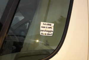 Viterbo – “La città non è tua”: il biglietto su auto e camper parcheggiati (bene) che fa storcere il naso ai turisti