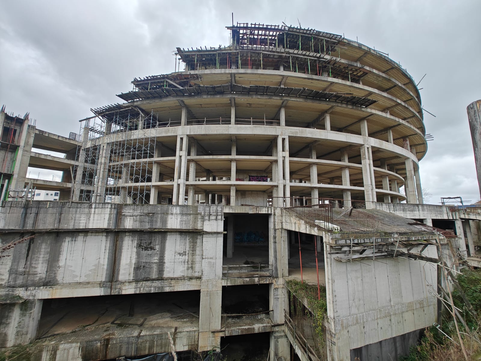 Viterbo – Il “Colosseo del Riello” resta un pericolo per la sicurezza: barriere abbattute e murales all’interno