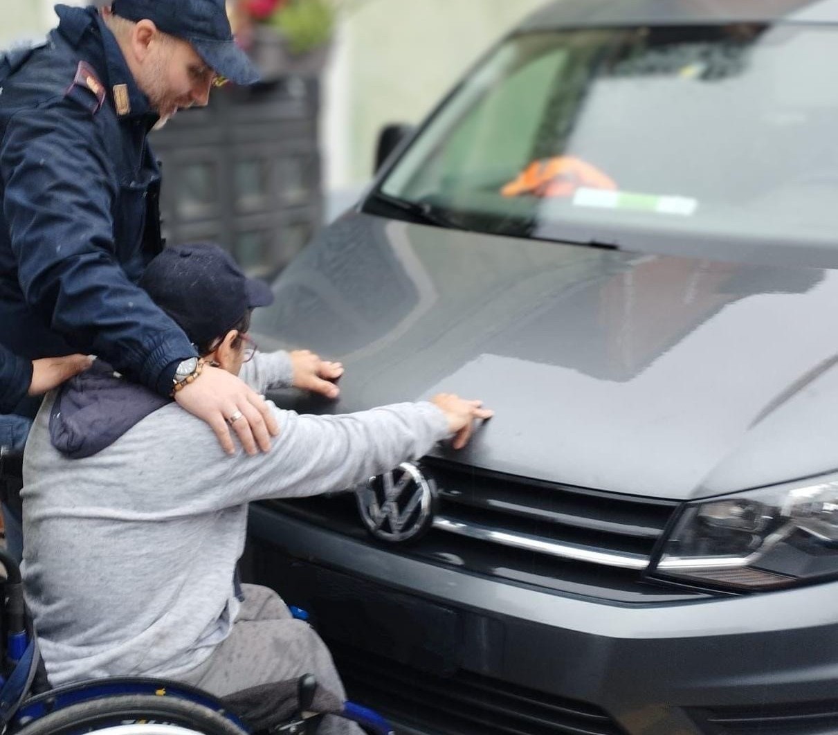 Rubano auto a ragazzo disabile, la polizia gliela riconsegna dopo le ricerche
