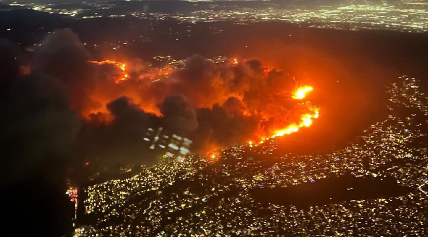 Apocalisse di fuoco su Los Angeles, 100mila persone già evacuate: “La situazione è in peggioramento”