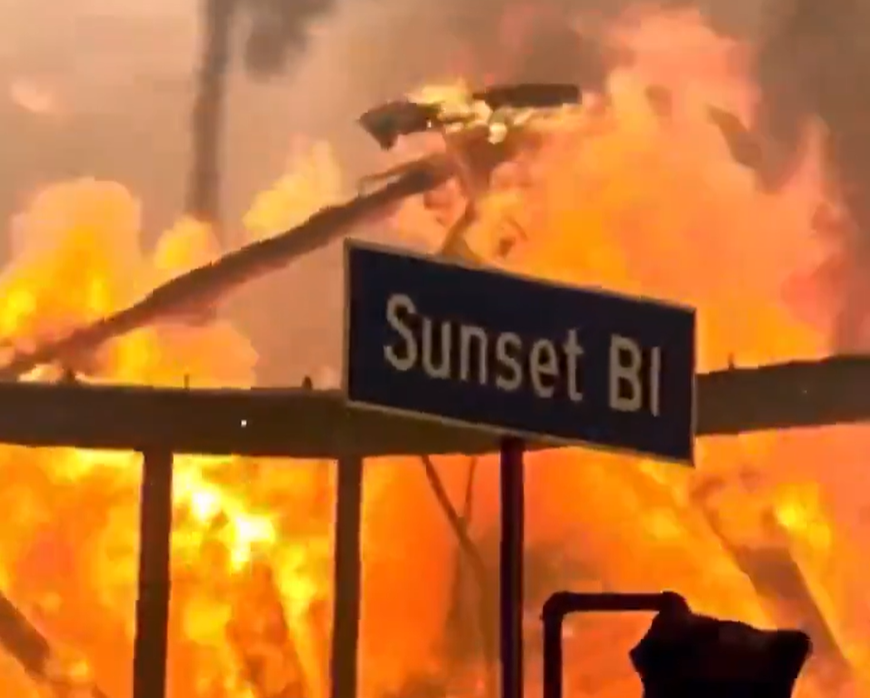 L’inferno di fuoco a Los Angeles peggiora, la sindaca Bass: “Qui non piove da maggio, bilancio drammatico”