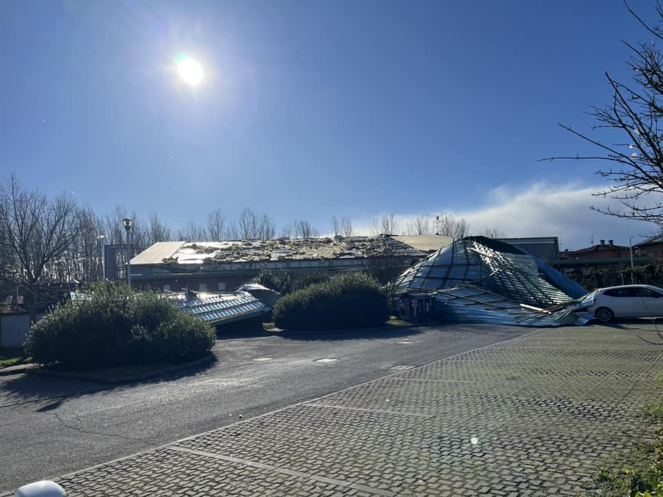 Maltempo estremo, raffiche di vento scoperchiano tetto di una piscina comunale durante l’orario di apertura