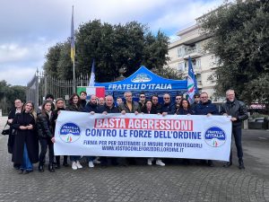 Viterbo – In tanti al gazebo di FdI per dire “Basta aggressioni contro le forze dell’ordine”