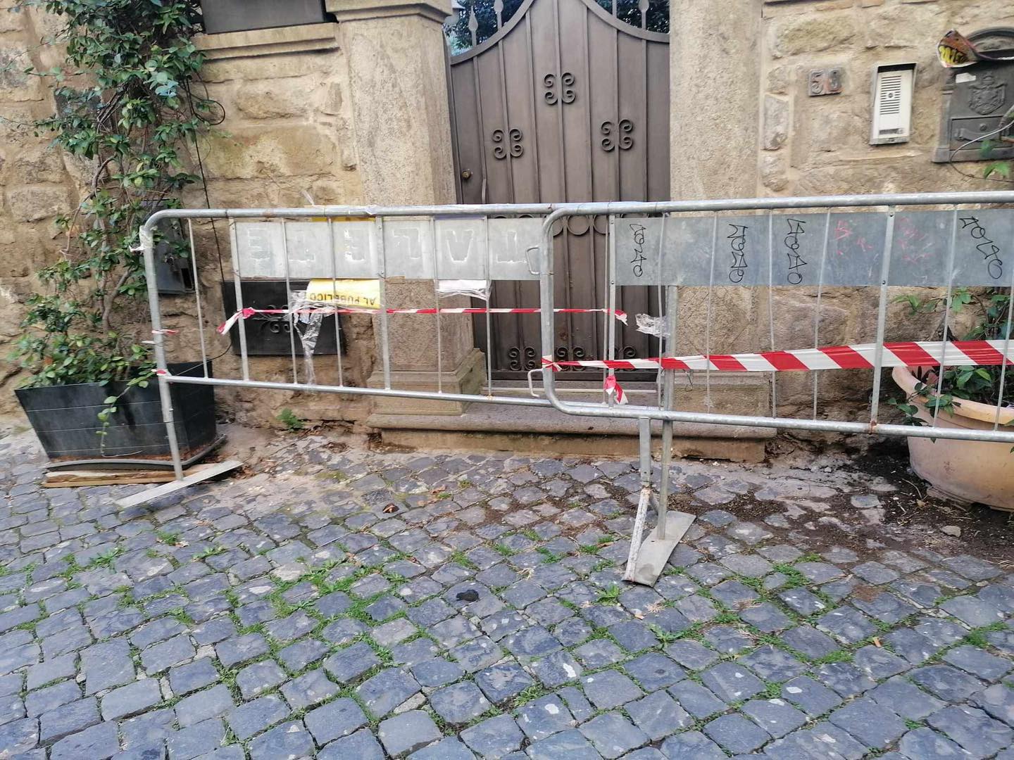 Viterbo – Sparite le transenne tra Via S. Tommaso e Via S. Gemini: “Erano lì perché gli edifici sono pericolanti, che fine hanno fatto?”