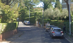 Viterbo – Giovane inveisce e minaccia i passanti in via Alcide De Gasperi, non sarebbe la prima volta