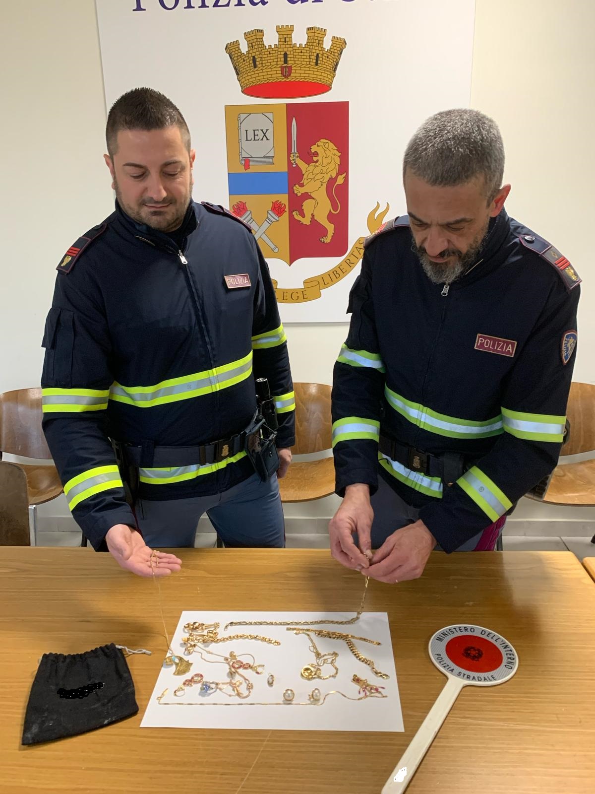 Tivoli – Falso incidente, anziana convinta a consegnare oggetti preziosi per evitare il carcere al figlio