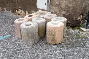 Tarquinia – I panettoni stradali del Presepe vivente dimenticati nelle piazze da due mesi (FOTO)