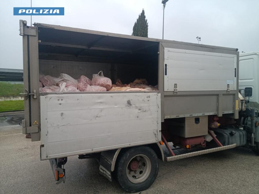 Frosinone – Con 25 quintali di pollo scaduto, camionista multato in A1