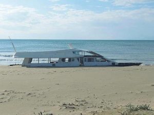 Yacht abbandonato sulla spiaggia da due anni, chi lo ha dimenticato?